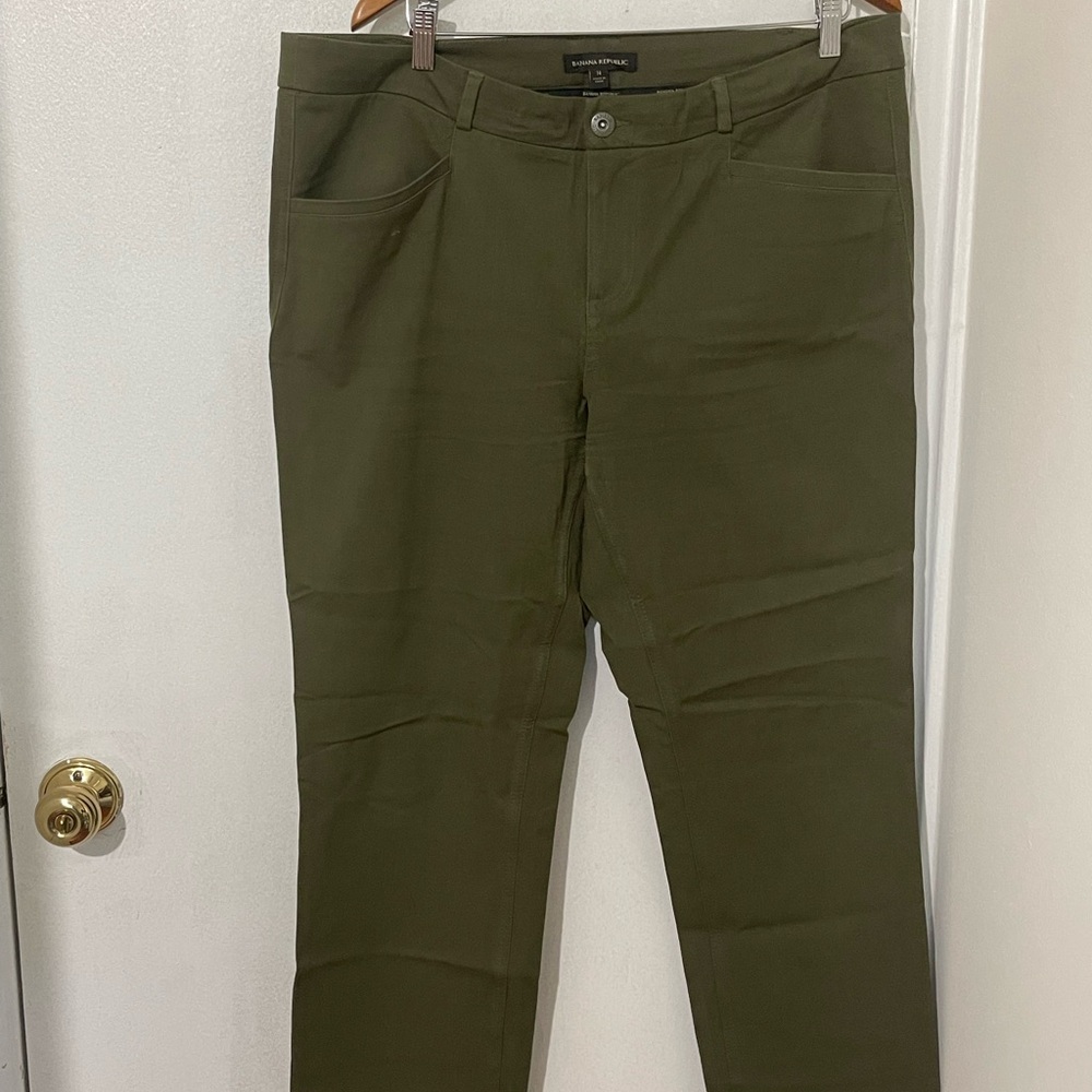Banana Republic Green Chinos Classic Style